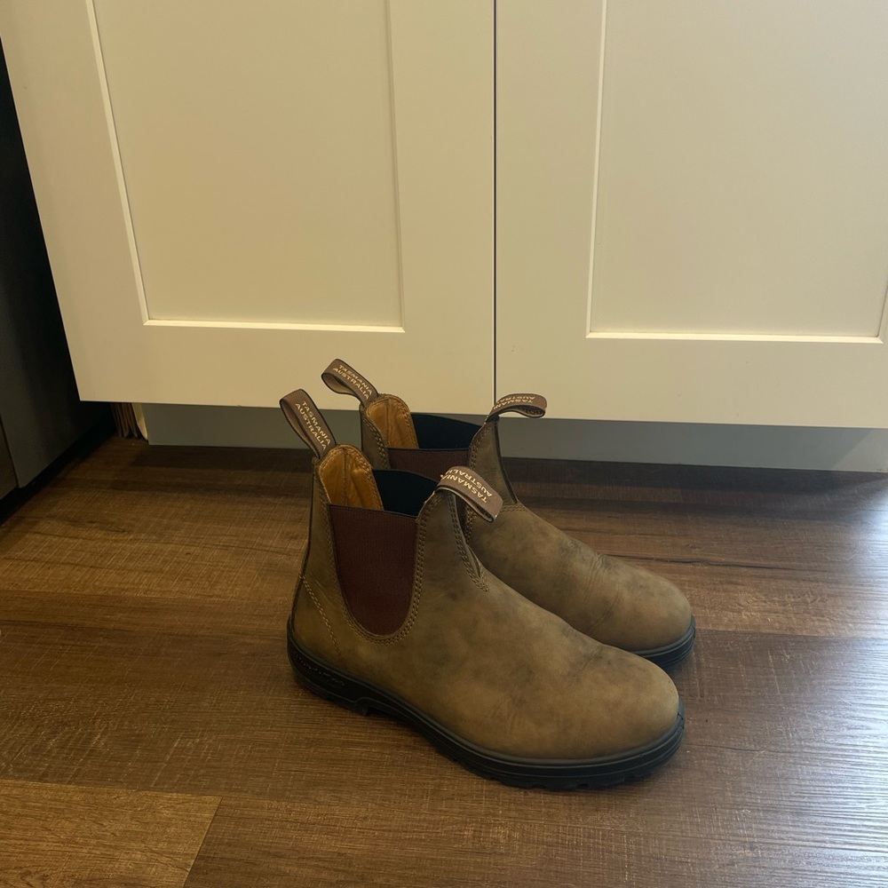 BLUNDSTONES WOMEN'S CLASSICS
CHELSEA BOOTS - RUSTIC BROWN